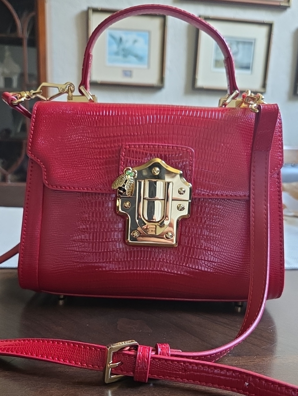 Pretty Bright Red Purse With Gold Hardware In Excellent Condition! ❤️